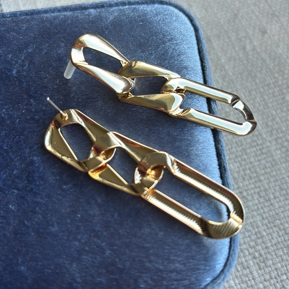 NWT chunky link golden earrings - Picture 2 of 2